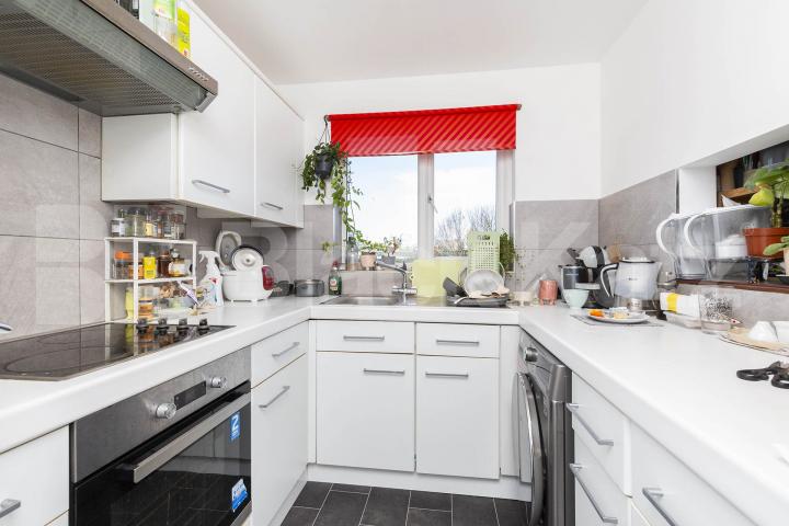 Large two bed apartment located within easy access to Kings Cross & Islington Bunning Way , Caledonian Road